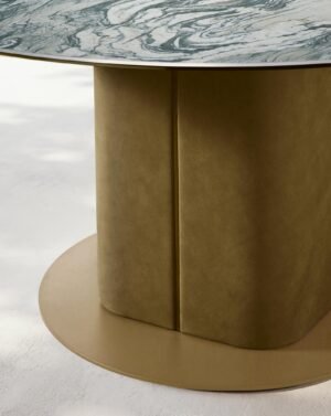Milos table à manger de Gamma Arredamenti associe cuir, bois courbé et plateau en marbre, verre ou céramique. Élégance italienne disponible chez D-Style Interior.