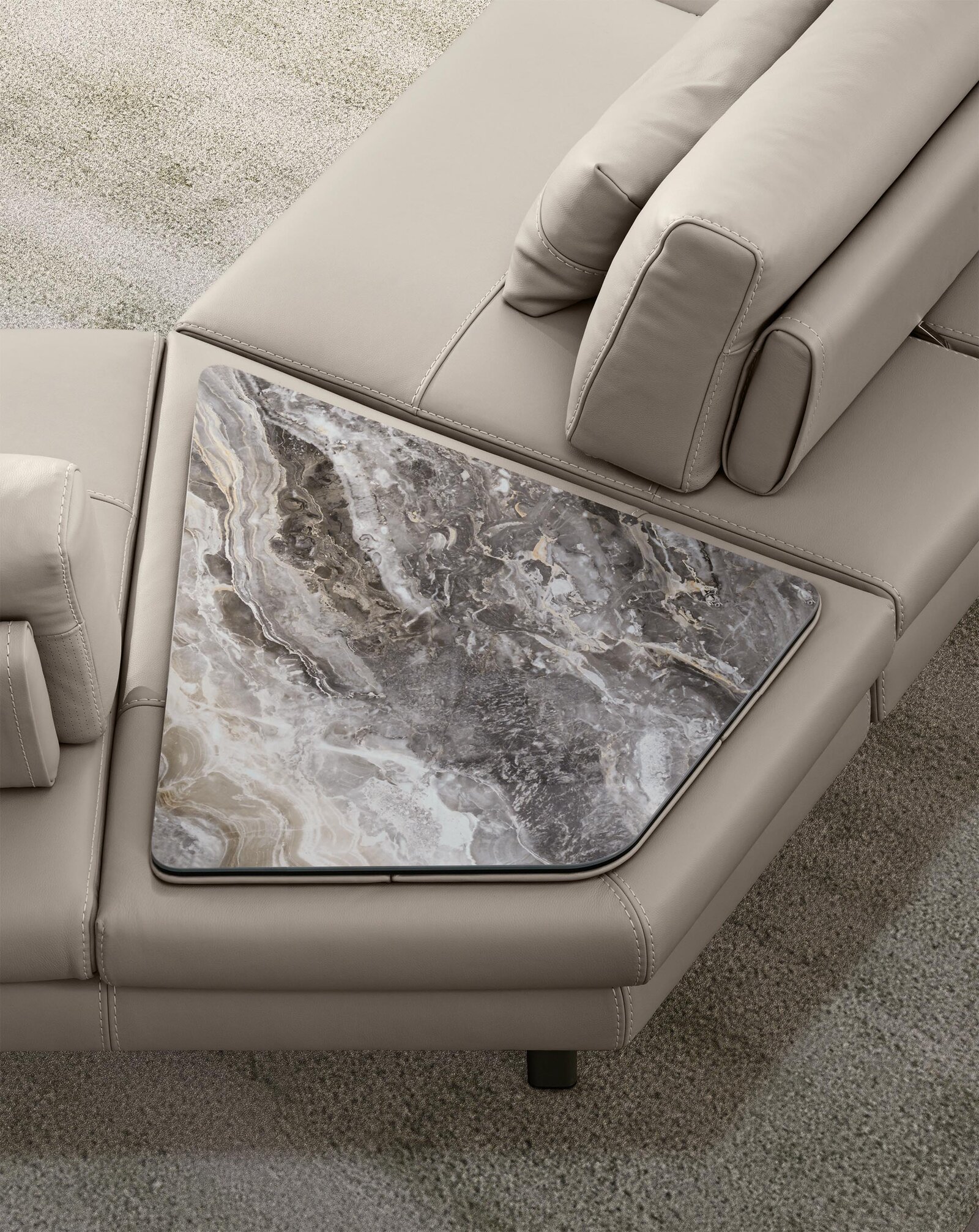 Summer table basse de Gamma Arredamenti. Lignes épurées, pieds en cuir personnalisables et plateau sculpté. Disponible chez D-Style Interior.